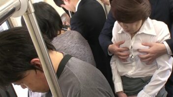 人妻 痴漢 電車 さわ られ た 五十路 母 近藤 郁美